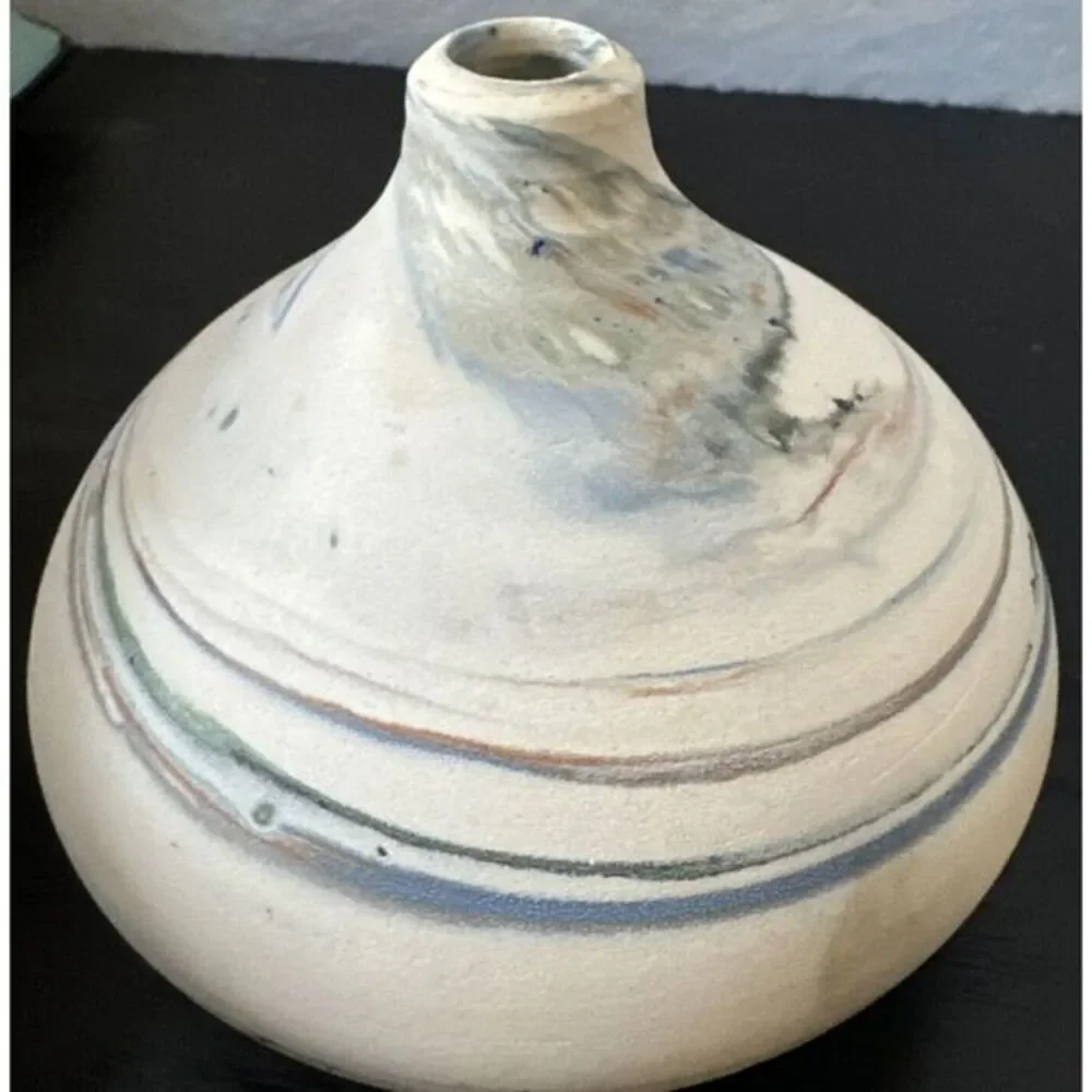 Small Pottery Vase,‎ Signed 4